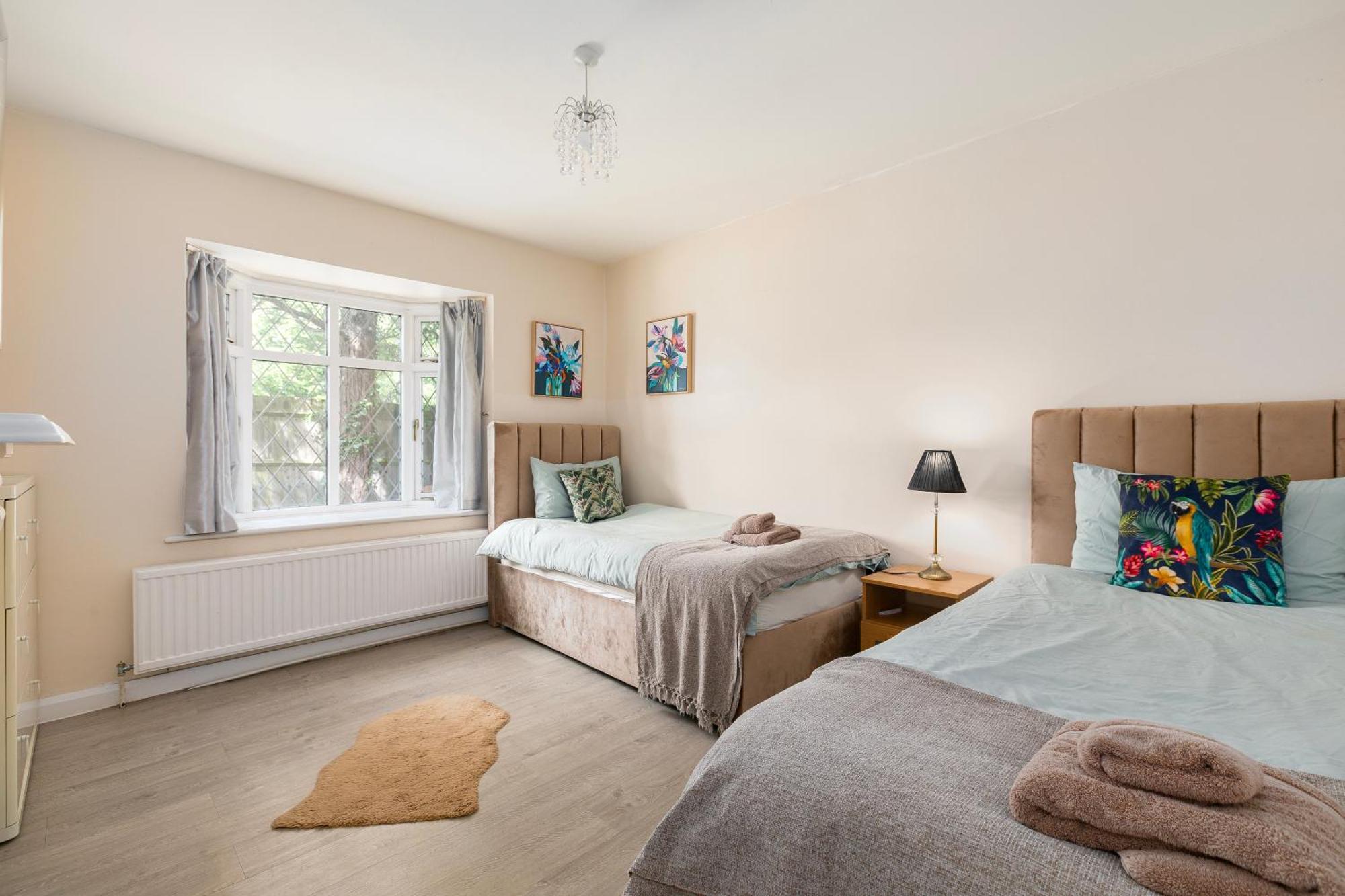Rural Lodge Stay In Windsor! Hot Tub! Sleeps 20 Брей Екстер'єр фото