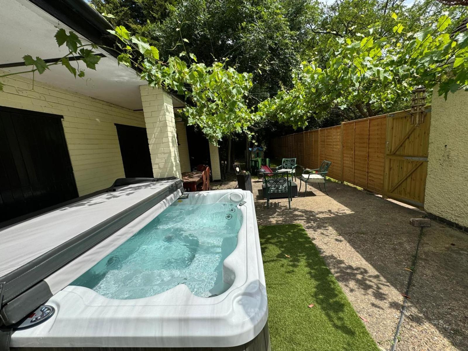 Rural Lodge Stay In Windsor! Hot Tub! Sleeps 20 Брей Екстер'єр фото