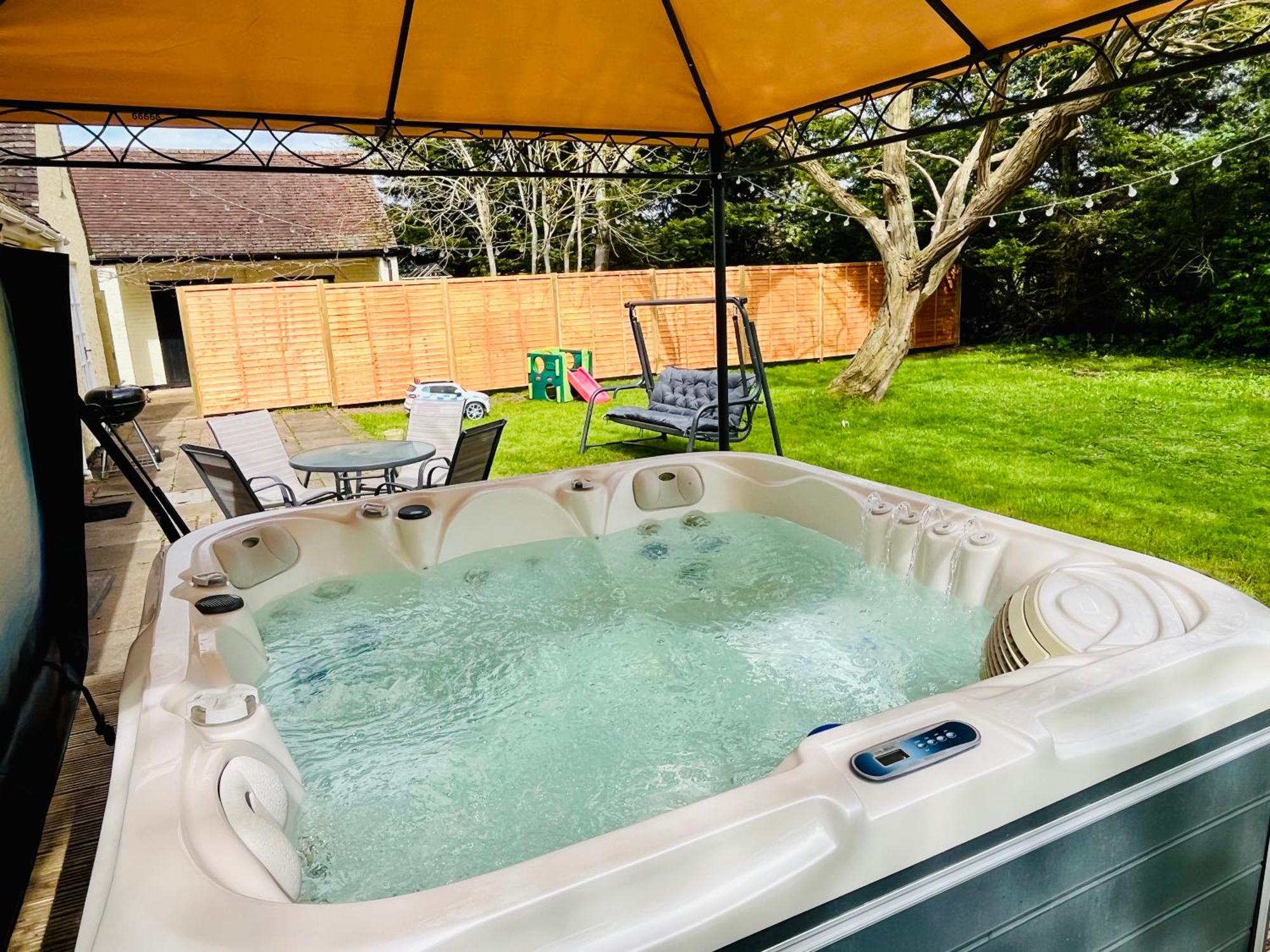 Rural Lodge Stay In Windsor! Hot Tub! Sleeps 20 Брей Екстер'єр фото