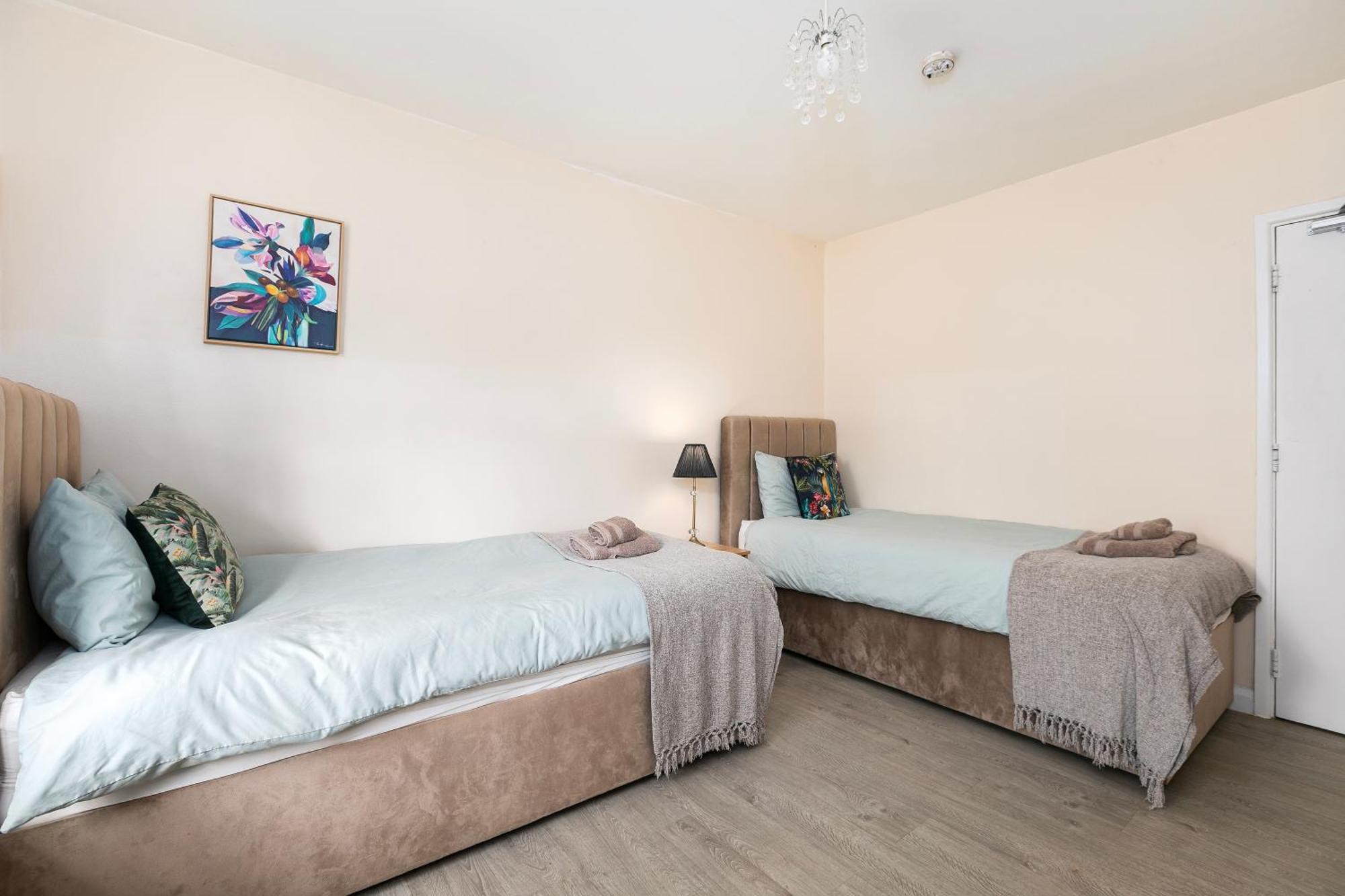 Rural Lodge Stay In Windsor! Hot Tub! Sleeps 20 Брей Екстер'єр фото