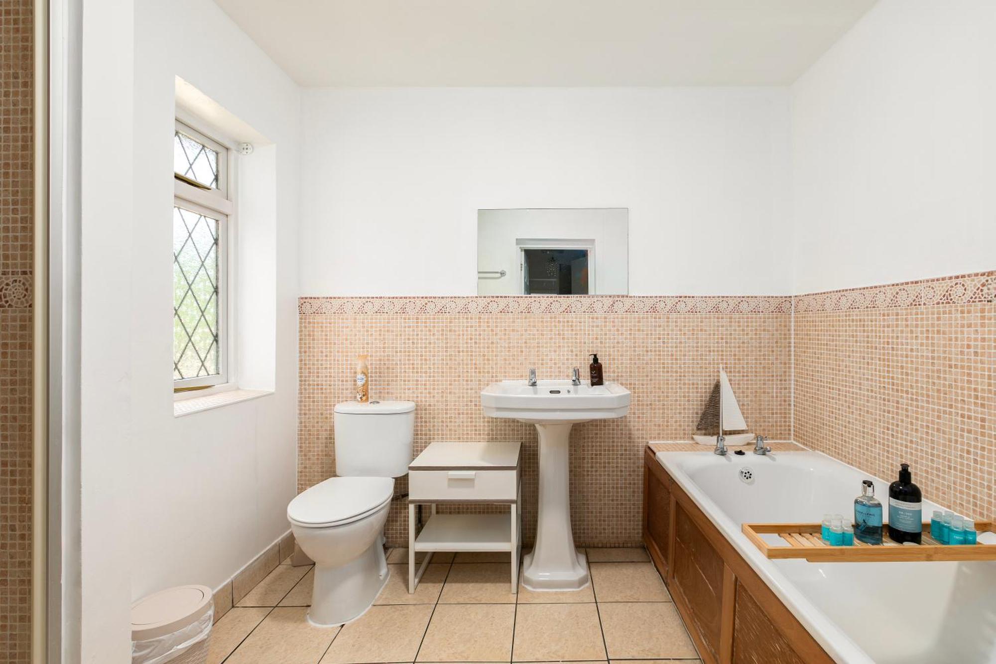 Rural Lodge Stay In Windsor! Hot Tub! Sleeps 20 Брей Екстер'єр фото
