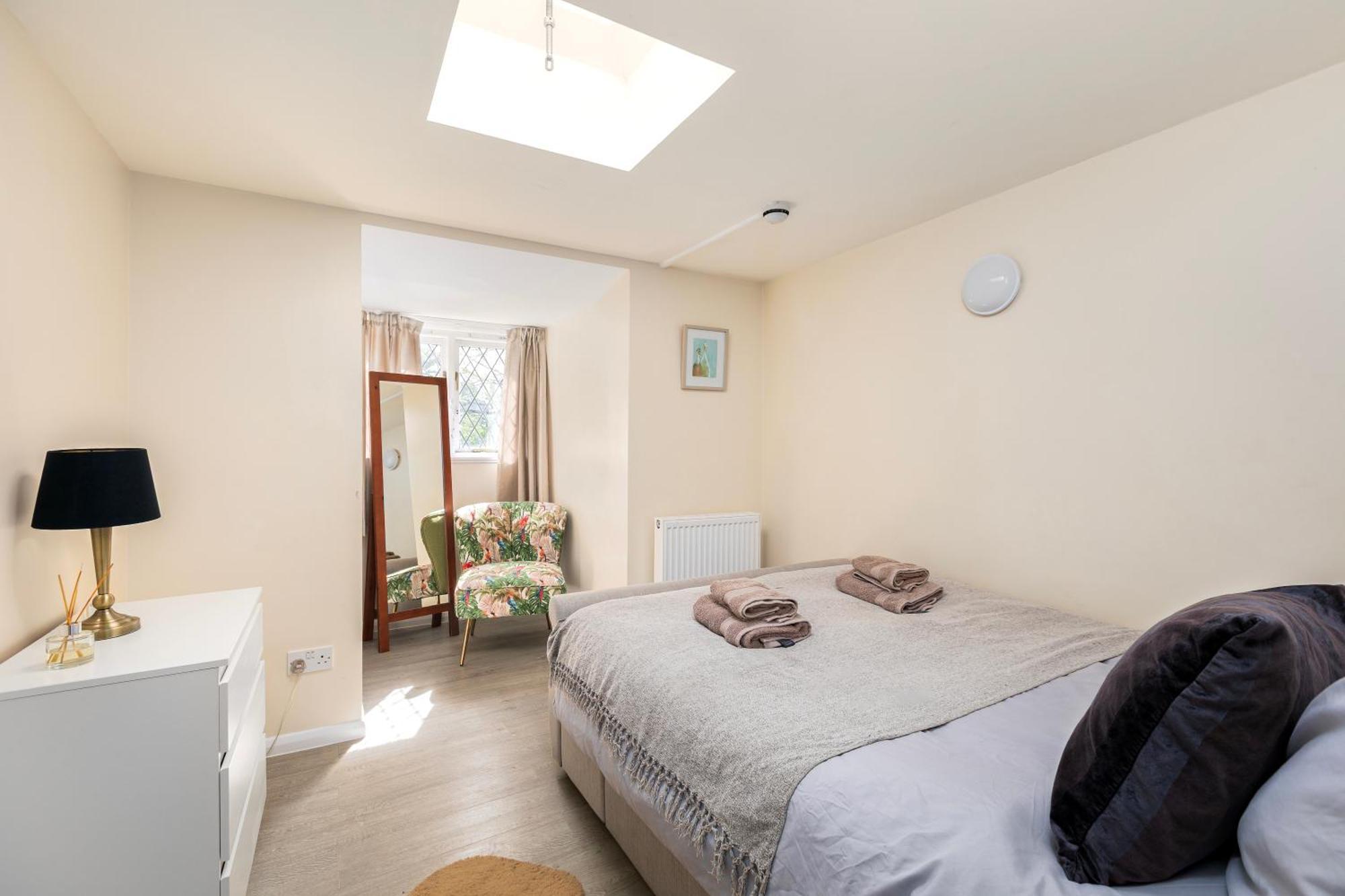 Rural Lodge Stay In Windsor! Hot Tub! Sleeps 20 Брей Екстер'єр фото