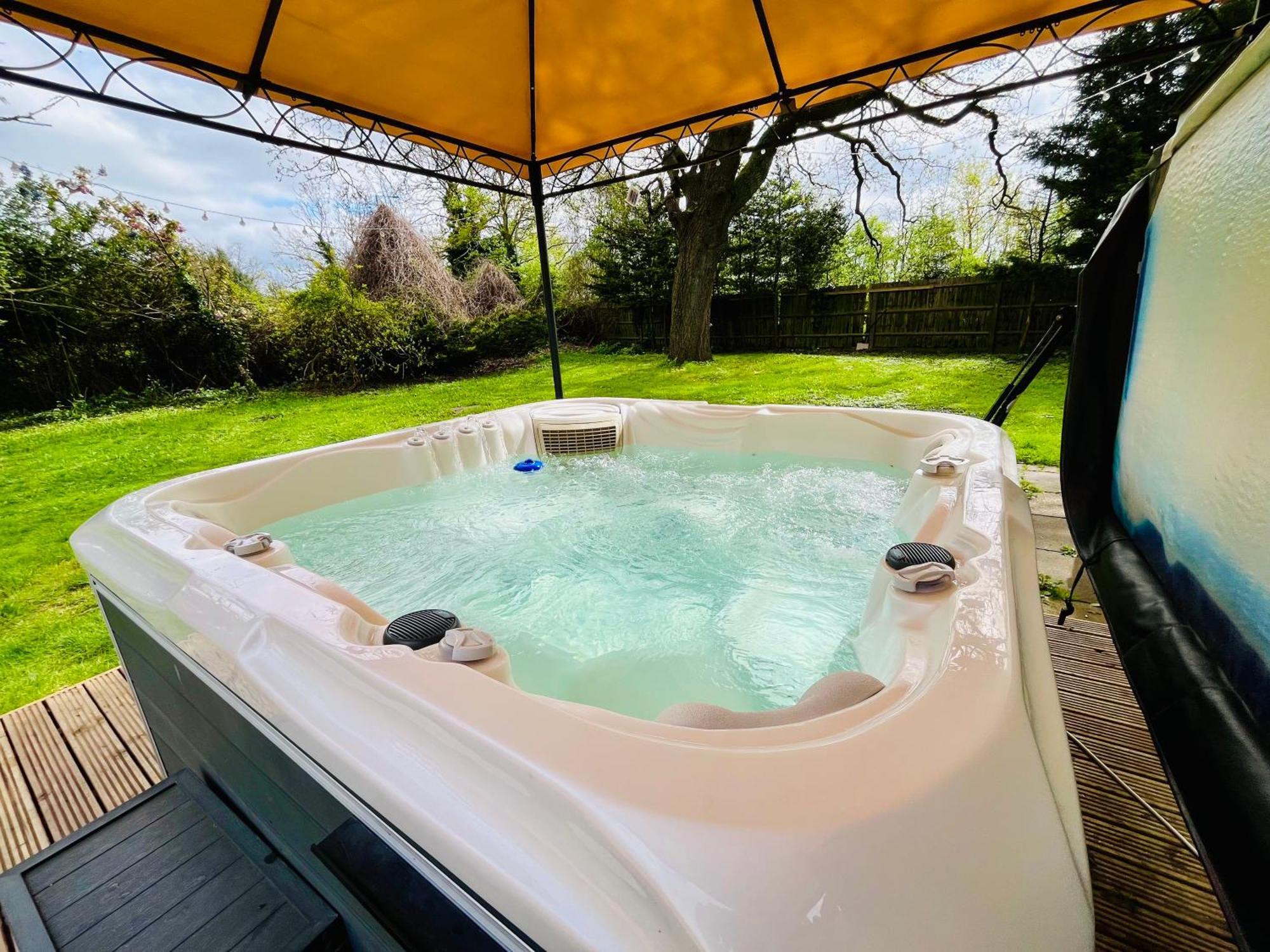 Rural Lodge Stay In Windsor! Hot Tub! Sleeps 20 Брей Екстер'єр фото