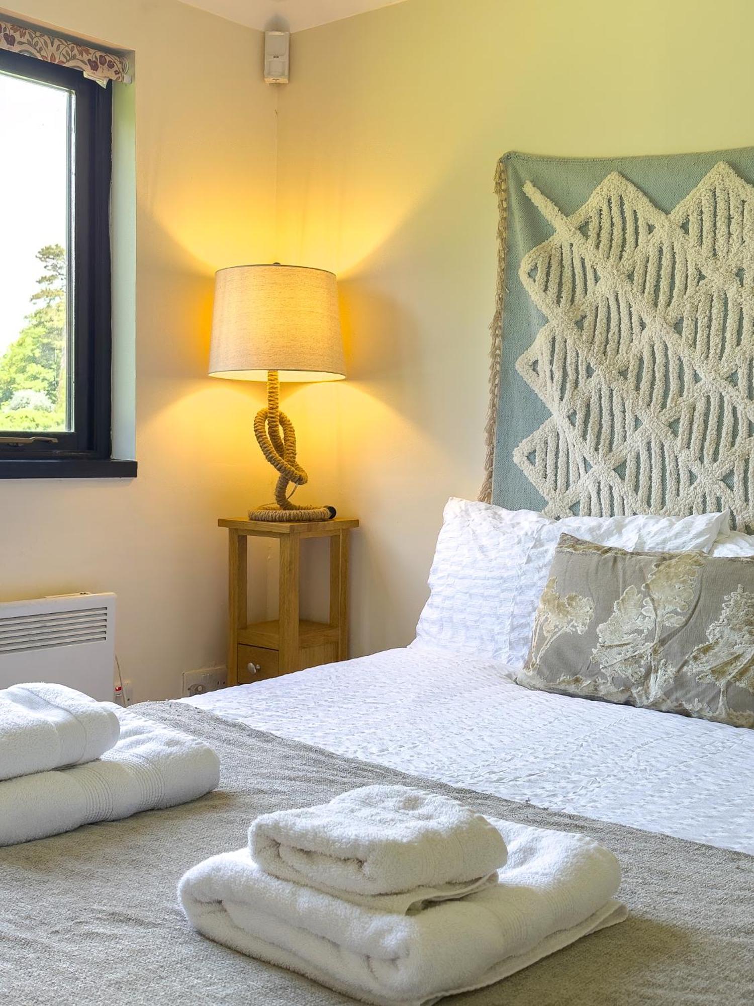 Rural Lodge Stay In Windsor! Hot Tub! Sleeps 20 Брей Екстер'єр фото