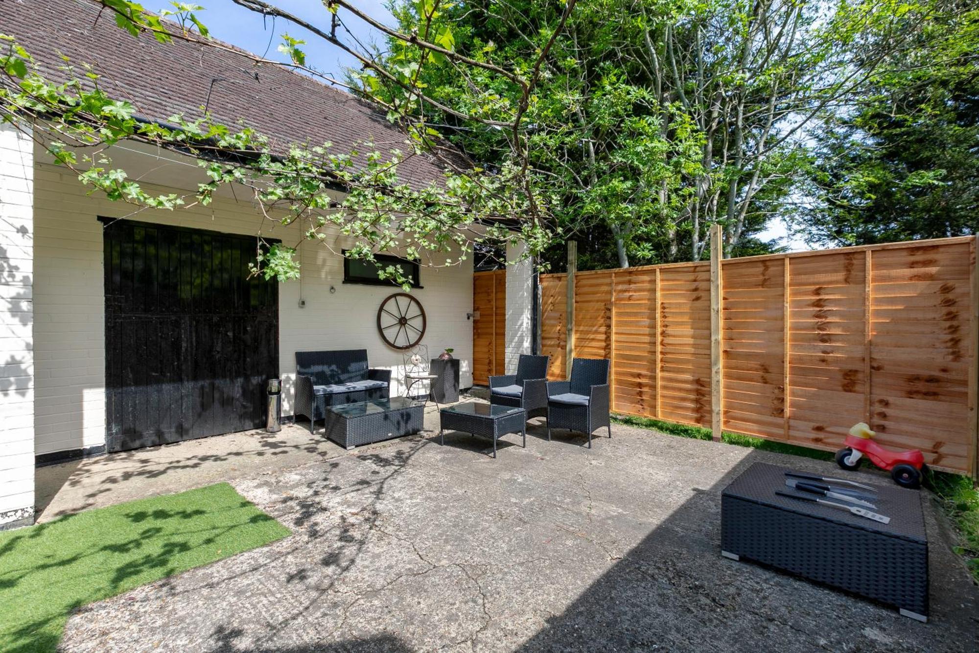 Rural Lodge Stay In Windsor! Hot Tub! Sleeps 20 Брей Екстер'єр фото
